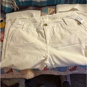 Brand New with tags!! Maurices’s white cotton stretch waist capri/cropped pants.